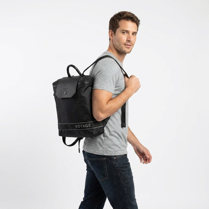 Backpack Noir — modelo hombre casual