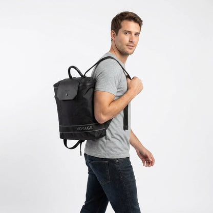 Backpack Noir — modelo hombre casual